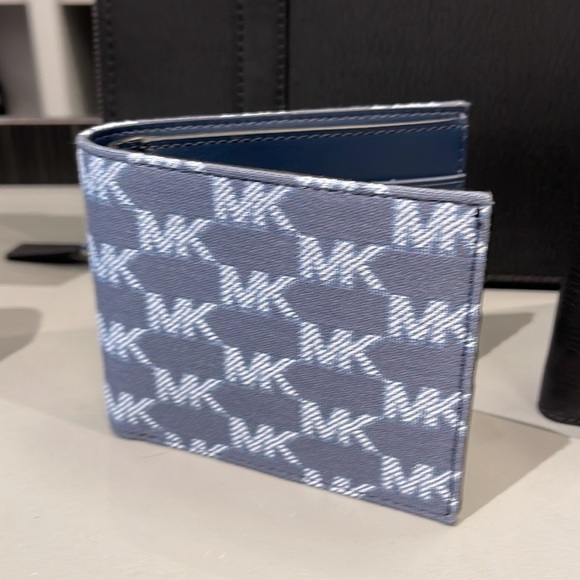 Michael Kors Men’s Women’s Cooper Logo Fabric Billfold Wallet Navy Multi NWT - Picture 4 of 16